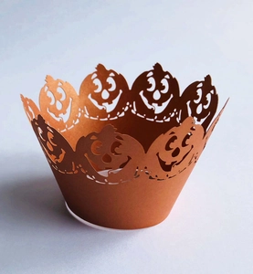 Caissettes à cupcakes Halloween découpées au laser avec motifs de citrouille en carton brun