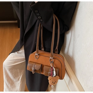Détails du sac porté épaule caramel avec deux poches et un pendentif ours en peluche brun