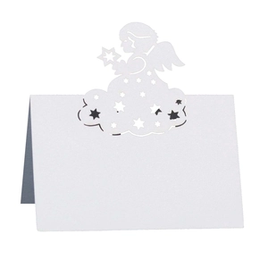 Detail der lasergeschnittenen weißen Engel-Platzkarte mit Sternenmuster für Hochzeitstische