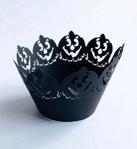 Gros plan sur les caissettes à cupcakes en papier noir découpé avec motifs citrouilles
