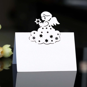 Elegante weiße Platzkarten mit Laser-Schnitt Engel und Sternen für Hochzeitstische