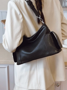 Sac fourre-tout minimaliste en cuir noir avec bandoulière réglable et poche latérale