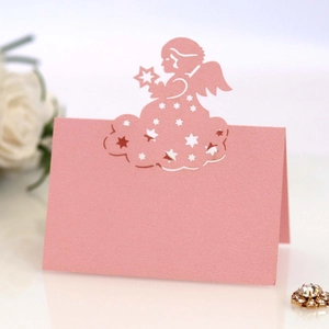 Detail der rosa lasergeschnittenen Engels-Platzkarte aus Perlglanzpapier für Hochzeiten