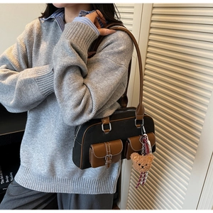 Détail du sac cabas vintage avec bordure en cuir et joli porte-clés ours peluche