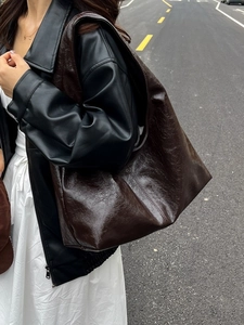 Large capacity dark brown tote bag in soft vintage leather for autumn commute style