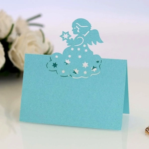 Detail der lasergeschnittenen Platzkarte mit Engelmotiv in Hellblau für Hochzeiten
