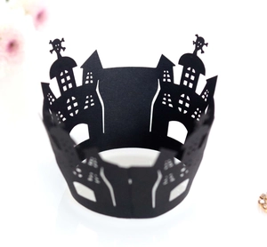 Détail macro du contour de cupcake Halloween découpé au laser avec château et tête de mort