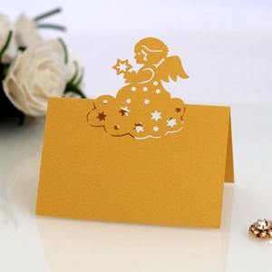 Detaillierte lasergeschnittene Engel-Platzkarte in Perlgold für Hochzeitstische