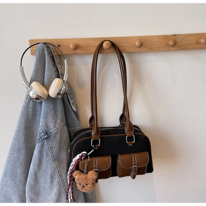Sac bandoulière rétro en toile et cuir avec boucles et peluche d'ours suspendu au crochet