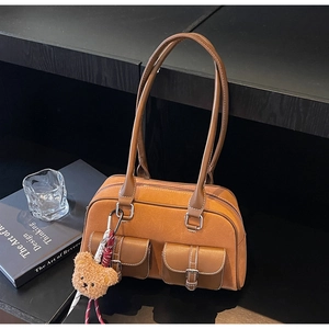 Sac polochon en daim marron avec surpiqûres blanches et pendentif ours en peluche