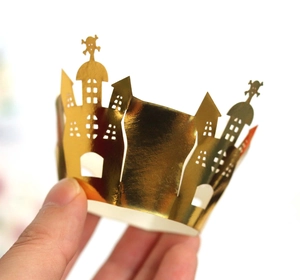 Détail de la caissette dorée découpée au laser pour cupcakes avec château et crânes