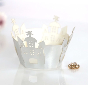 Détail macro d'un contour de cupcake découpé au laser avec châteaux et crânes