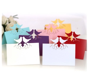 Laser-cut bird hollow table name cards in assorted colors for wedding banquet décor