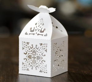 Detaillierte lasergeschnittene weiße Geschenkbox mit Kreuz- und Schmetterlingsmuster