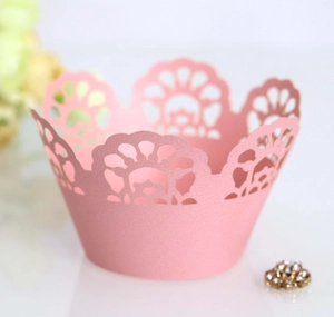 Caissettes à cupcakes roses découpées au laser avec motif floral en dentelle pour mariage