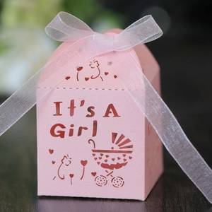 Détail de la boîte cadeau rose It's A Girl découpée au laser avec ruban blanc