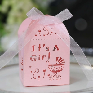 Détail de la boîte à bonbons rose découpée au laser avec texte 'It's A Girl' et ruban