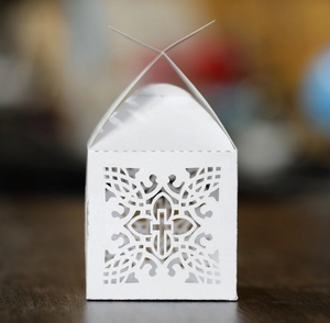 Nahaufnahme der weißen Laser-Hochzeitsbox mit Kreuzmuster aus hochwertigem Perlmuttpapier