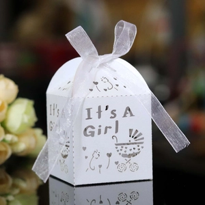 Boîte à dragées découpée au laser avec motif landau et ruban en organza It's A Girl