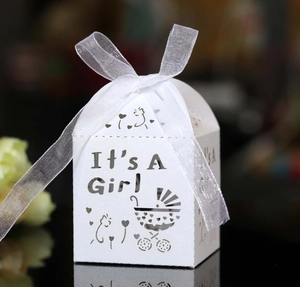 Détail de la boîte à bonbons blanche découpée au laser avec texte It's A Girl et ruban