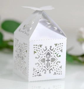 Weiße lasergeschnittene Hochzeit-Gastgeschenkbox mit Kreuzmuster und Schmetterlingsverschluss