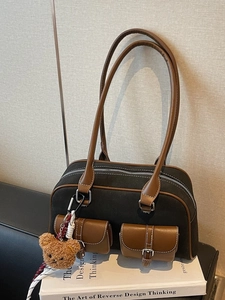Grand sac à bandoulière en toile noire avec garniture en cuir brun et deux poches à rabat