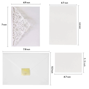 Détails d'invitations de mariage découpées au laser avec motifs de vigne et enveloppes