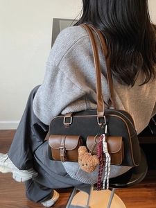 Sac à bandoulière rétro en toile et cuir avec doubles poches et breloque ours