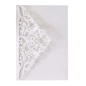 Détail de dentelle européenne découpée au laser sur couverture d'invitation de mariage blanche