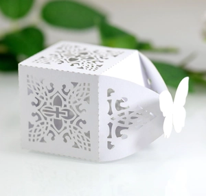 Detail der weißen lasergeschnittenen Hochzeitsbox mit Blumenmuster und 3D-Schmetterling