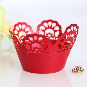 Envoltorios rojos para cupcakes cortados con láser con encaje para decoración de tartas