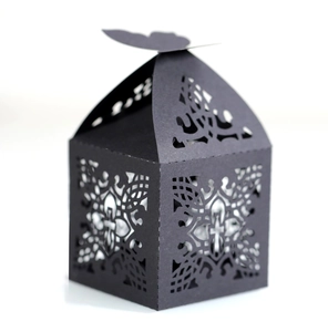 Detail der schwarzen lasergeschnittenen Geschenkbox mit Schmetterlingsverschluss