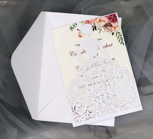 Makroansicht der lasergeschnittenen Braut-Silhouette und florale Hochzeitseinladung