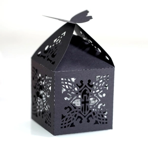 Detail der schwarzen lasergeschnittenen Hochzeitsbox mit Schmetterlingsverschluss