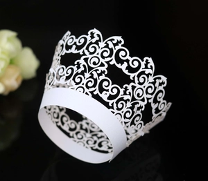 Vue détaillée du contour de gâteau blanc découpé au laser avec motif dentelle européen