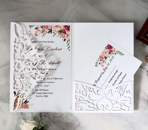 Vue macro détaillée d'une invitation découpée au laser avec carte florale rose et RSVP