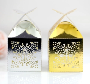 Detail von lasergeschnittenen Gastgeschenkdosen mit goldener und silberner Kreuz-Hohlform