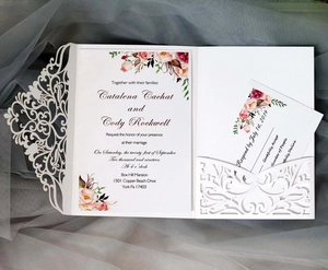 Détail de l'invitation de mariage découpée au laser avec carte florale sur tulle