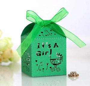 Détail de la boîte cadeau verte découpée au laser avec texte It's A Girl et poussette