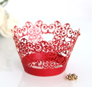 Caissettes à cupcakes rouges découpées au laser avec design filigrane élégant