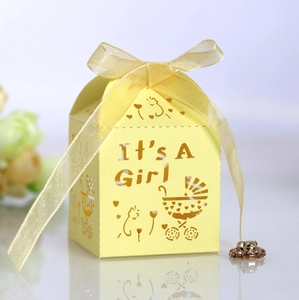 Boîte cadeau ajourée jaune It's A Girl avec motif poussette et nœud en organza