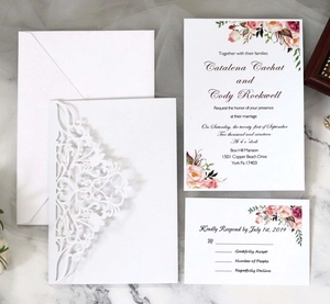 Kit d'invitation de mariage découpé au laser avec fleurs, RSVP et enveloppes élégantes