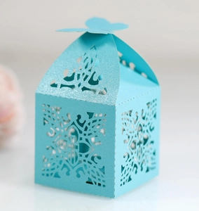 Detail der Laserschnitt-Kreuzmuster und Schmetterlingsverschluss auf Perlmutt-Geschenkbox