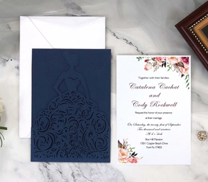 Lasergeschnittene Hochzeitseinladung mit dunkelblauer Braut-Silhouette und Blumen