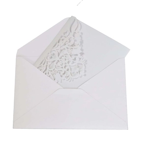 Élégante invitation de mariage blanche découpée au laser avec motifs floraux et enveloppe