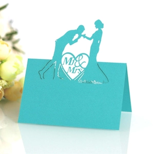 Tarjeta de mesa para boda azul Tiffany cortada por láser con silueta de novios y Mr & Mrs
