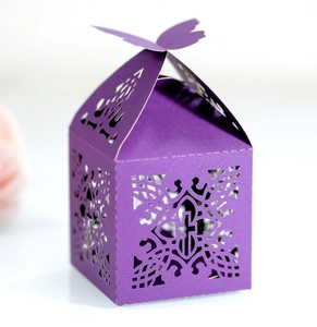 Detaillierte violette Geschenkbox mit Laserschnitt-Kreuz und Schmetterlingsverschluss