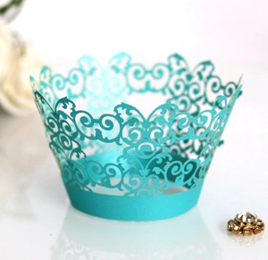 Détail du contour de cupcake découpé au laser bleu Tiffany avec motifs de volutes élégantes