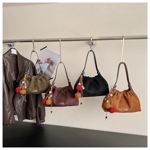 Série de sacs sous les aisselles en daim plissé avec des breloques pompons colorés