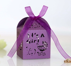 Détail de la boîte à bonbons violette découpée au laser avec texte It's A Girl et ruban